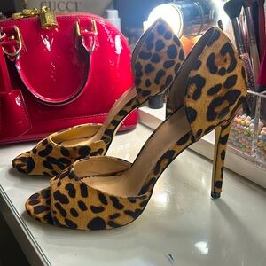 Leopard print peeptoe heels 🐆